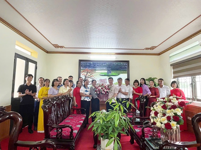 Lãnh đạo xã Hòa Phú tặng hoa chúc mừng Ngày truyền thống ngành Tuyên giáo của Đảng (01/8/1930 – 01/8/2025)

- Ảnh 1.
