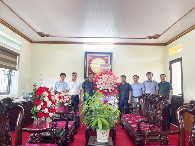 Lãnh đạo xã Hòa Phú tặng hoa chúc mừng Ngày truyền thống ngành Tuyên giáo của Đảng (01/8/1930 – 01/8/2025)

- Ảnh 2.