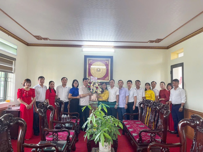 Lãnh đạo xã Hòa Phú tặng hoa chúc mừng Ngày truyền thống ngành Tuyên giáo của Đảng (01/8/1930 – 01/8/2025)

- Ảnh 4.