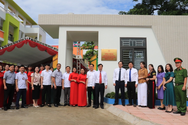 Phú Nghĩa tổ chức Lễ gắn biển công trình chào mừng Đại hội Đại biểu Đảng bộ xã lần thứ I, nhiệm kỳ 2025 – 2030
- Ảnh 7. Phú Nghĩa tổ chức Lễ gắn biển công trình chào mừng Đại hội Đại biểu Đảng bộ xã lần thứ I, nhiệm kỳ 2025 – 2030
- Ảnh 7.