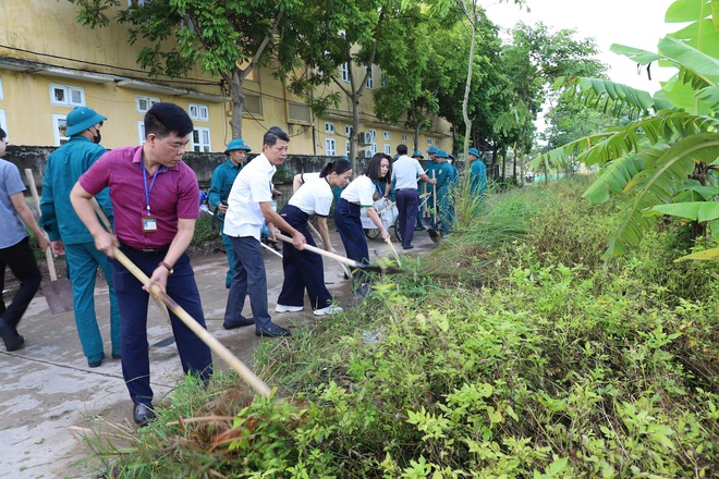 Xã Hồng Vân phát động phong trào “Sáng - Xanh - Sạch - Đẹp”, ra quân tổng vệ sinh môi trường- Ảnh 4.