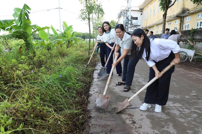 Xã Hồng Vân phát động phong trào “Sáng - Xanh - Sạch - Đẹp”, ra quân tổng vệ sinh môi trường- Ảnh 3.