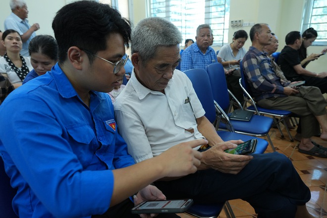 UBND PHƯỜNG YÊN NGHĨA TỔ CHỨC TẬP HUẤN ỨNG DỤNG CÔNG NGHỆ SỐ VÀ TRÍ TUỆ NHÂN TẠO (AI) CHO CÁN BỘ, CÔNG CHỨC VÀ TỔ CÔNG NGHỆ SỐ CỘNG ĐỒNG- Ảnh 9.