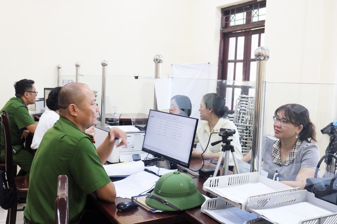 Xã Hòa Phú: Thực hiện nghiêm túc về việc hướng dẫn đổi thẻ đảng viên- Ảnh 1.