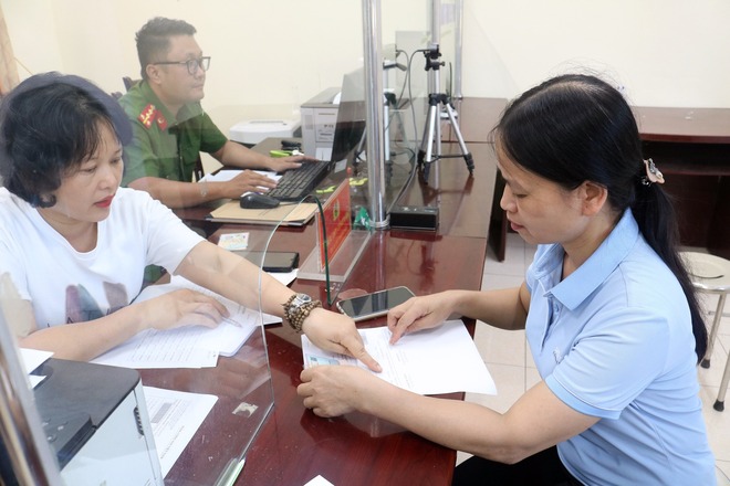 Xã Hòa Phú: Thực hiện nghiêm túc về việc hướng dẫn đổi thẻ đảng viên- Ảnh 2.