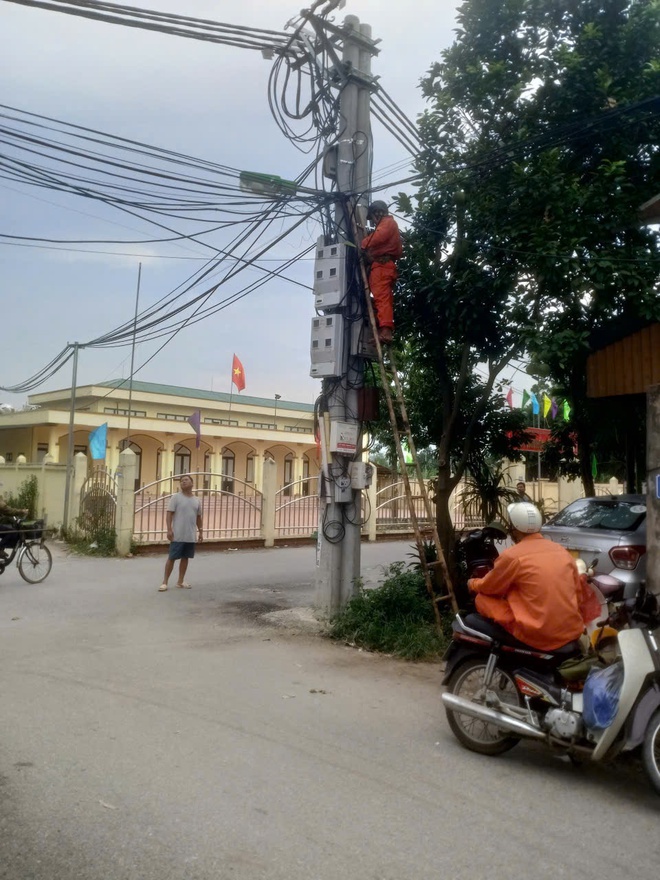 Tổ dân phố 16Y thực hiện thay mới hệ thống đèn chiếu sáng, chào mừng Đại hội Đảng bộ phường Yên Nghĩa lần thứ I- Ảnh 1.