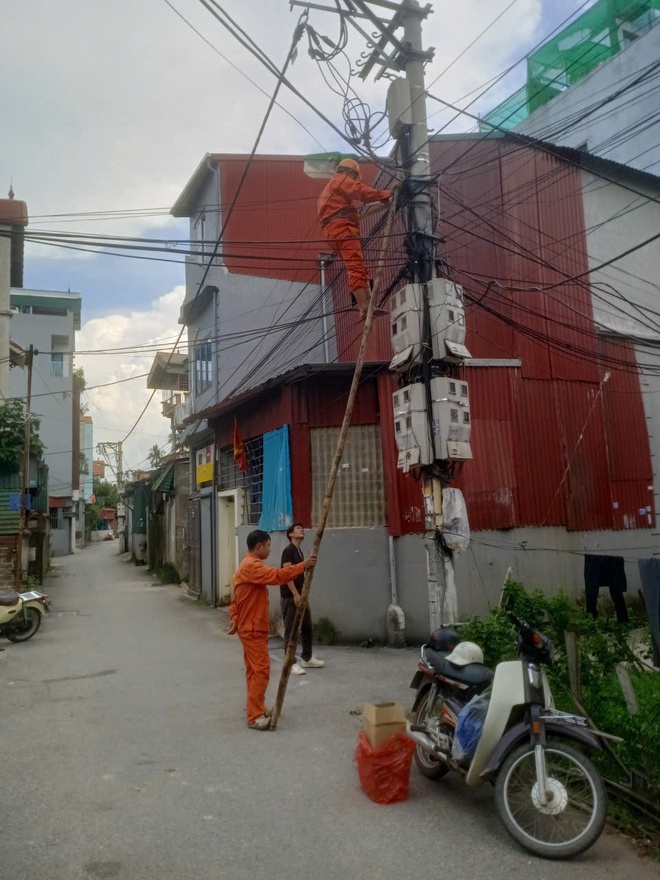 Tổ dân phố 16Y thực hiện thay mới hệ thống đèn chiếu sáng, chào mừng Đại hội Đảng bộ phường Yên Nghĩa lần thứ I- Ảnh 2.