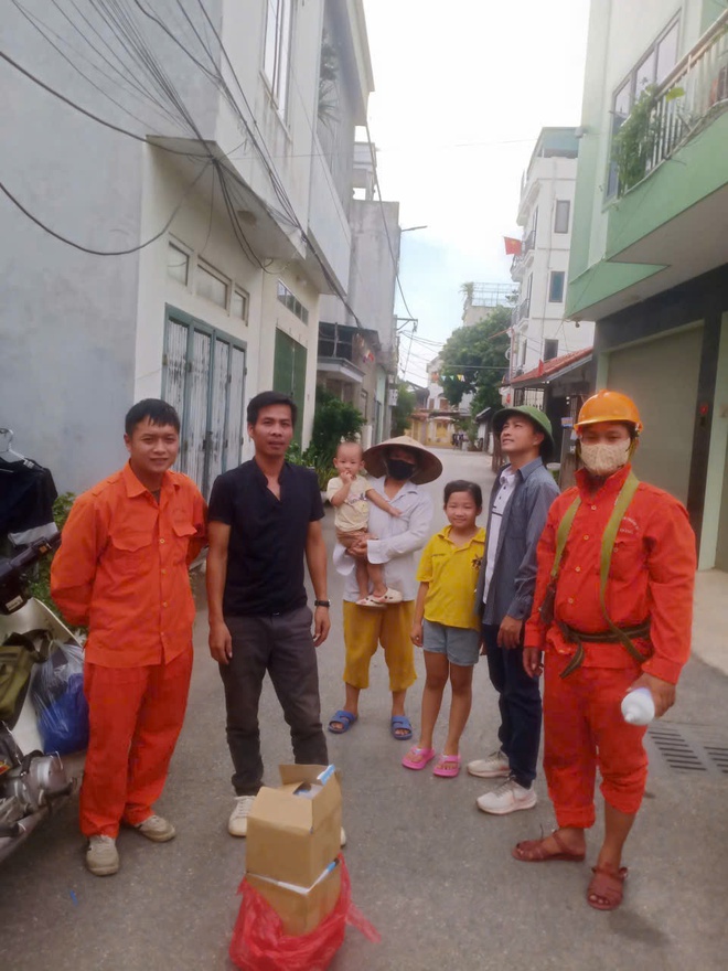 Tổ dân phố 16Y thực hiện thay mới hệ thống đèn chiếu sáng, chào mừng Đại hội Đảng bộ phường Yên Nghĩa lần thứ I- Ảnh 3.