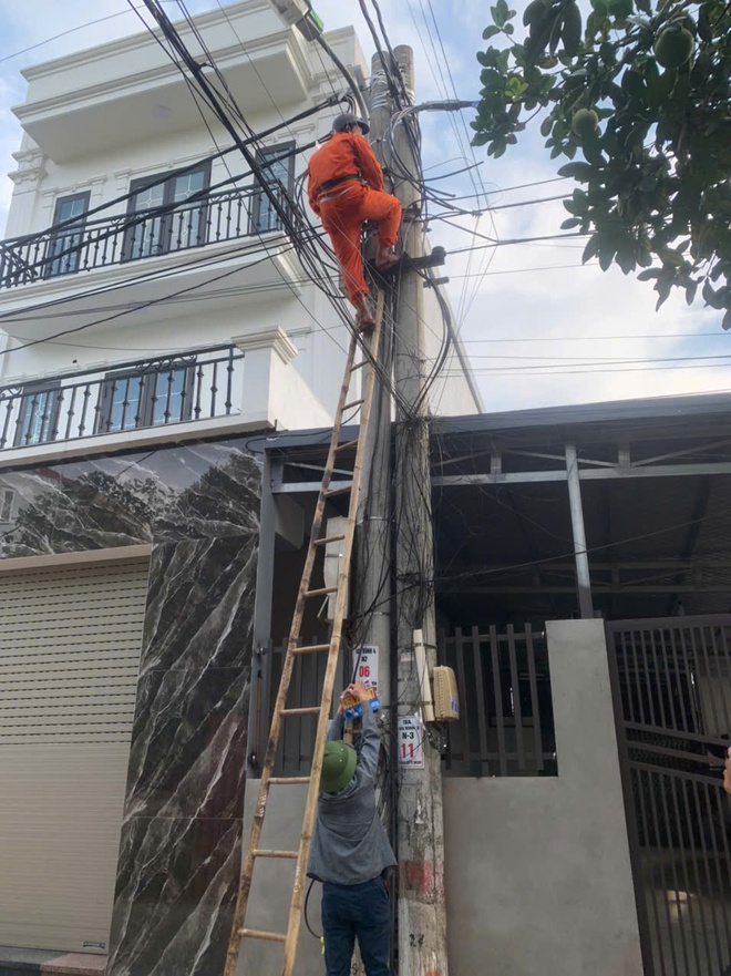 Tổ dân phố 16Y thực hiện thay mới hệ thống đèn chiếu sáng, chào mừng Đại hội Đảng bộ phường Yên Nghĩa lần thứ I- Ảnh 4.
