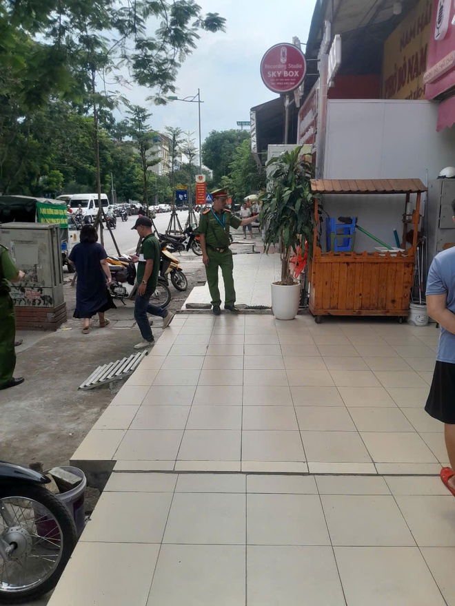 Phường Cầu Giấy ra quân xử lý vi phạm trật tự đô thị trên tuyến phố Trần Quốc Hoàn- Ảnh 1.