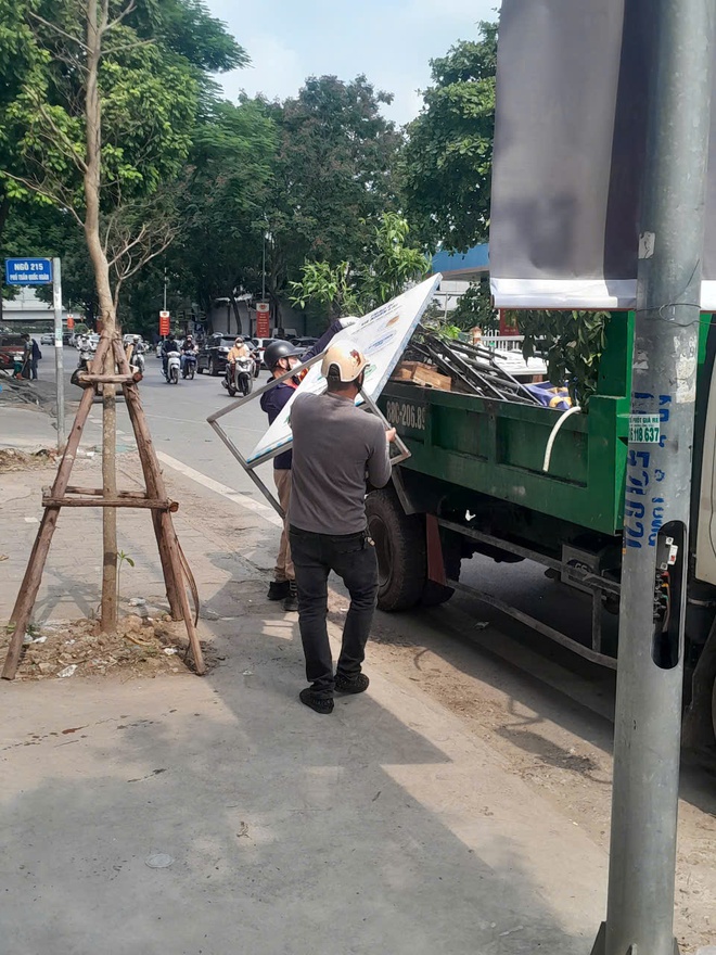 Phường Cầu Giấy ra quân xử lý vi phạm trật tự đô thị trên tuyến phố Trần Quốc Hoàn- Ảnh 7.