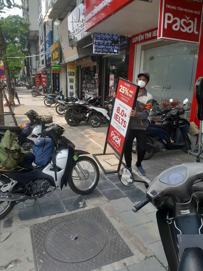 Phường Cầu Giấy ra quân xử lý vi phạm trật tự đô thị trên tuyến phố Trần Quốc Hoàn- Ảnh 2.