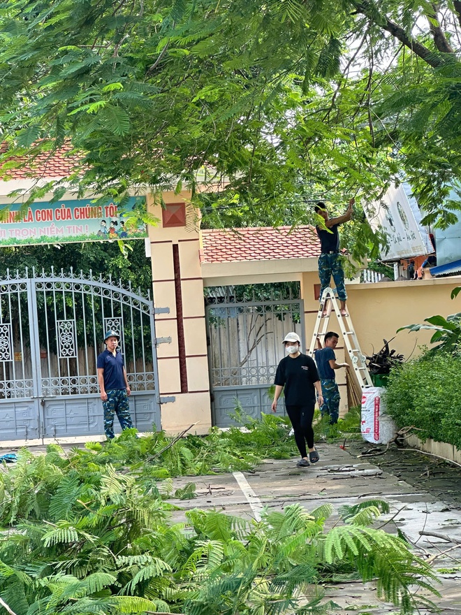 Cán bộ, chiến sĩ Tiểu đoàn S300, Trung đoàn 64, Sư đoàn 361 cùng các thầy cô giáo Trường Tiểu học Đông Sơn, xã Phú Nghĩa chung tay chuẩn bị cho năm học mới- Ảnh 1.