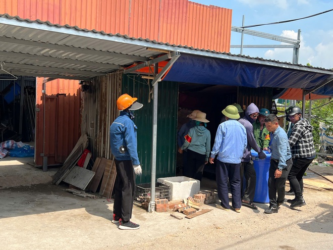 UBND Xã Ngọc Hồi tổ chức cưỡng chế buộc thực hiện biện pháp khắc phục hậu quả  đối với các trường hợp vi phạm tại xã Ngọc Hồi- Ảnh 1.