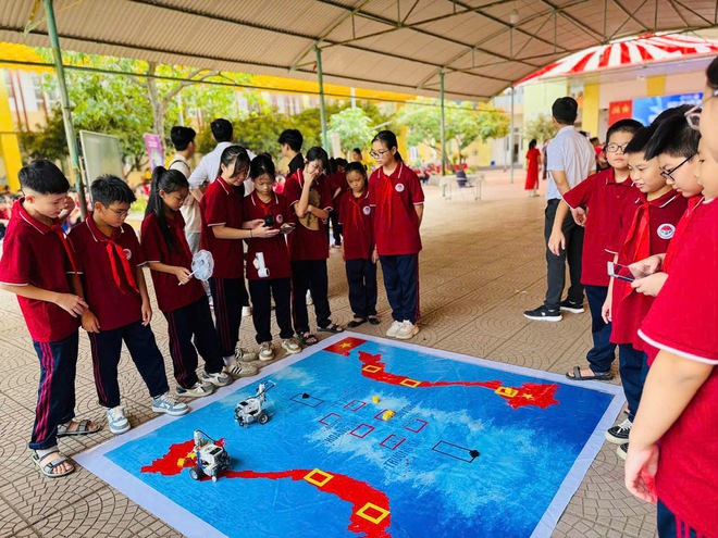 NGÀY HỘI TRẢI NGHIỆM TRÍ TUỆ NHÂN TẠO (AI) VÀ ROBOTICS TẠI TRƯỜNG THCS VĨNH HƯNG- Ảnh 9.