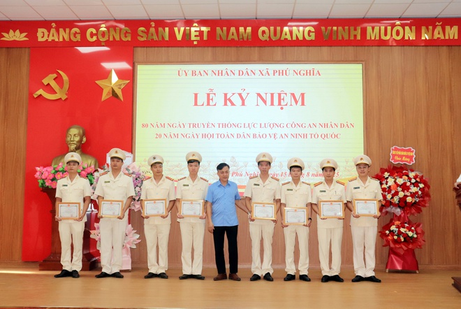 Phú Nghĩa tổ chức Lễ kỷ niệm 80 năm ngày truyền thống Công an nhân dân; 20 năm Ngày hội Toàn dân bảo vệ an ninh Tổ quốc- Ảnh 8. Phú Nghĩa tổ chức Lễ kỷ niệm 80 năm ngày truyền thống Công an nhân dân; 20 năm Ngày hội Toàn dân bảo vệ an ninh Tổ quốc- Ảnh 8.