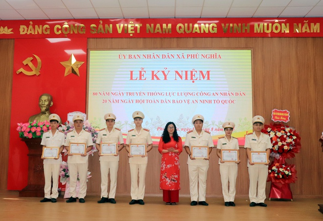 Phú Nghĩa tổ chức Lễ kỷ niệm 80 năm ngày truyền thống Công an nhân dân; 20 năm Ngày hội Toàn dân bảo vệ an ninh Tổ quốc- Ảnh 9. Phú Nghĩa tổ chức Lễ kỷ niệm 80 năm ngày truyền thống Công an nhân dân; 20 năm Ngày hội Toàn dân bảo vệ an ninh Tổ quốc- Ảnh 9.