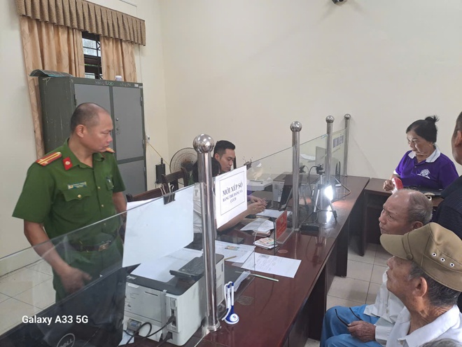 Xã Hòa Phú tổ chức đưa đón các đảng viên cao niên đi đổi thẻ đảng viên- Ảnh 1.