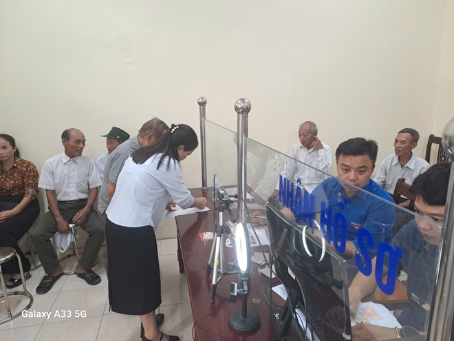 Xã Hòa Phú tổ chức đưa đón các đảng viên cao niên đi đổi thẻ đảng viên- Ảnh 2.
