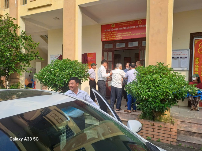 Xã Hòa Phú tổ chức đưa đón các đảng viên cao niên đi đổi thẻ đảng viên- Ảnh 4.