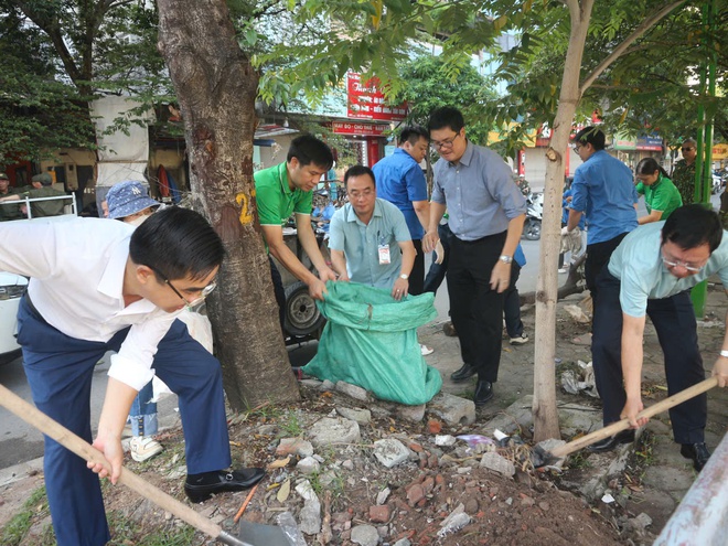 Phường Khương Đình đồng loạt ra quân hành động vì diện mạo đô thị “Sáng - Xanh - Sạch - Đẹp”- Ảnh 7.