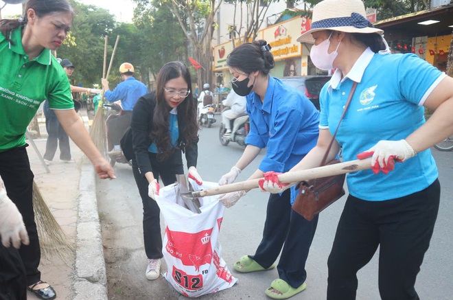 Phường Khương Đình đồng loạt ra quân hành động vì diện mạo đô thị “Sáng - Xanh - Sạch - Đẹp”- Ảnh 11.