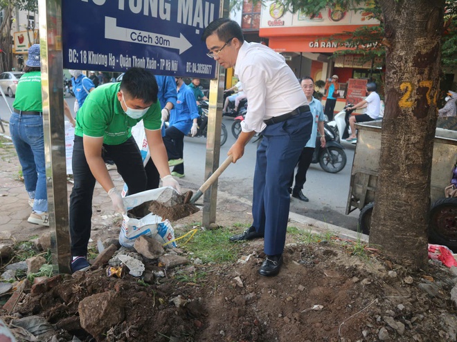 Phường Khương Đình đồng loạt ra quân hành động vì diện mạo đô thị “Sáng - Xanh - Sạch - Đẹp”- Ảnh 12.