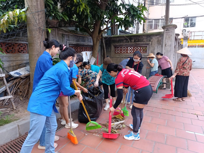 100% các Tổ dân phố hưởng ứng tham gia tổng vệ sinh môi trường trên địa bàn phường - Ảnh 4.
