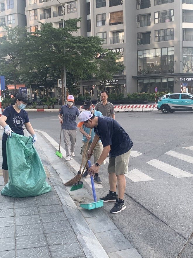 100% các Tổ dân phố hưởng ứng tham gia tổng vệ sinh môi trường trên địa bàn phường - Ảnh 8.