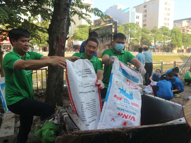 Phường Khương Đình đồng loạt ra quân hành động vì diện mạo đô thị “Sáng - Xanh - Sạch - Đẹp”- Ảnh 8.