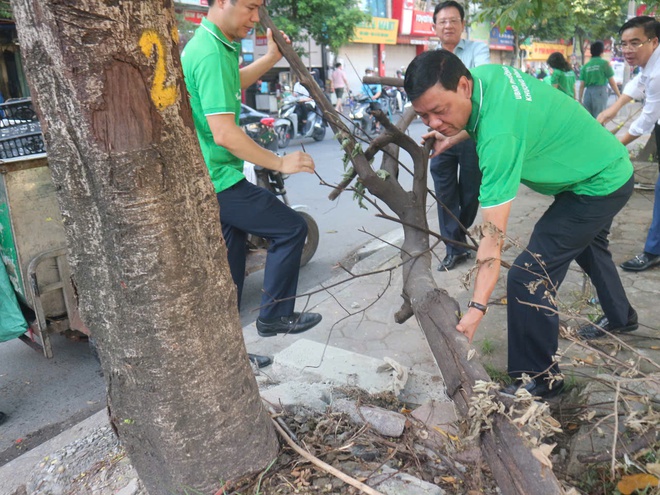 Phường Khương Đình đồng loạt ra quân hành động vì diện mạo đô thị “Sáng - Xanh - Sạch - Đẹp”- Ảnh 9.