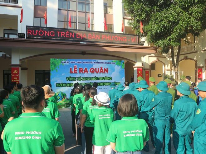 Phường Khương Đình đồng loạt ra quân hành động vì diện mạo đô thị “Sáng - Xanh - Sạch - Đẹp”- Ảnh 4.