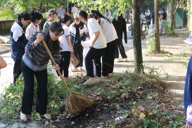 Xã Hòa Phú: Lễ ra quân phát động bảo vệ môi trường và phong trào thi đua Sáng, xanh, sạch đẹp- Ảnh 4.