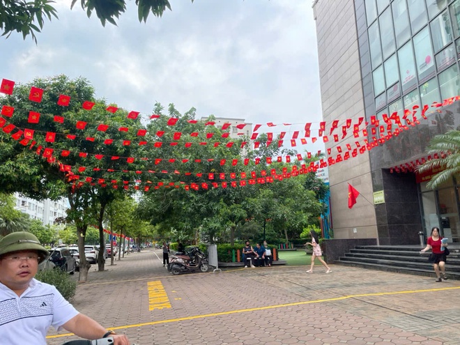 Nhân dân phường Cầu Giấy đẩy mạnh các hoạt động trang trí, tuyên truyền chào mừng kỷ niệm 80 năm Cách mạng tháng Tám và Quốc khánh 2/9- Ảnh 6.