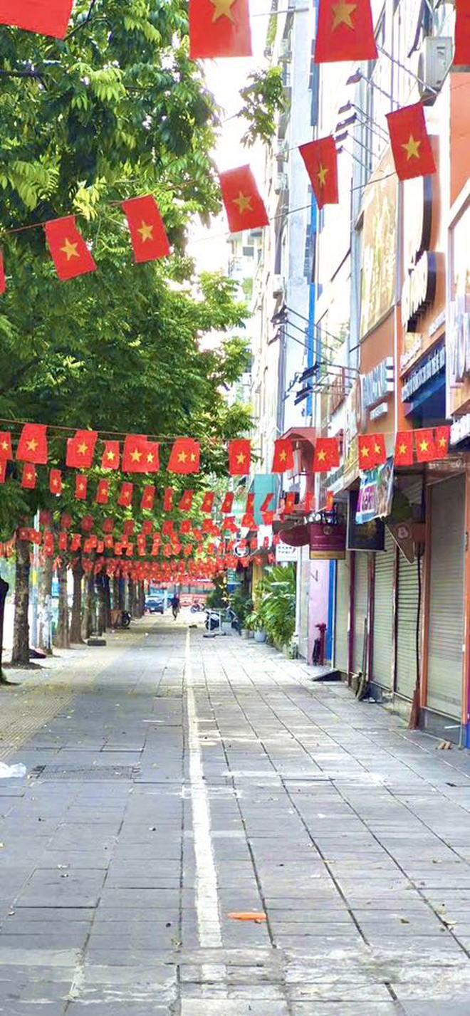 Nhân dân phường Cầu Giấy đẩy mạnh các hoạt động trang trí, tuyên truyền chào mừng kỷ niệm 80 năm Cách mạng tháng Tám và Quốc khánh 2/9- Ảnh 5.
