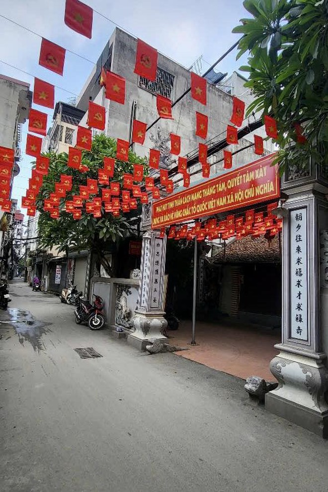 Nhân dân phường Cầu Giấy đẩy mạnh các hoạt động trang trí, tuyên truyền chào mừng kỷ niệm 80 năm Cách mạng tháng Tám và Quốc khánh 2/9- Ảnh 2.