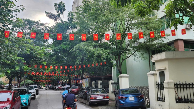 Nhân dân phường Cầu Giấy đẩy mạnh các hoạt động trang trí, tuyên truyền chào mừng kỷ niệm 80 năm Cách mạng tháng Tám và Quốc khánh 2/9- Ảnh 1.