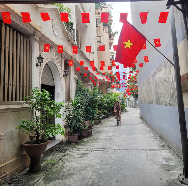 Nhân dân phường Cầu Giấy đẩy mạnh các hoạt động trang trí, tuyên truyền chào mừng kỷ niệm 80 năm Cách mạng tháng Tám và Quốc khánh 2/9- Ảnh 11.