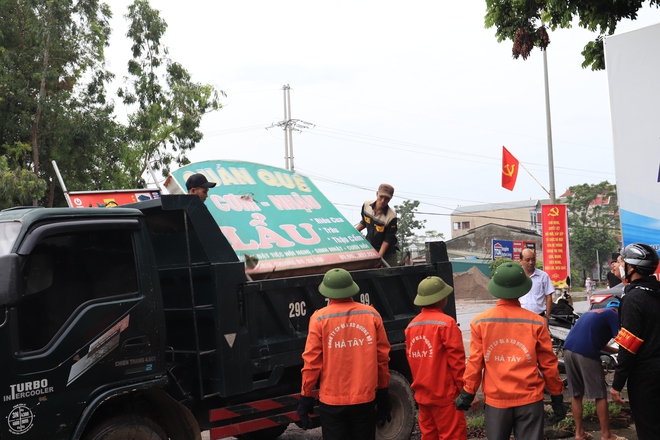 Phú Nghĩa: Tập trung giải tỏa các vi phạm lấn chiếm hành lang an toàn giao thông, đảm bảo trật tự đô thị và vệ sinh môi trường, góp phần thực hiện hiệu quả phong trào “Sáng-Xanh-Sạch-Đẹp”- Ảnh 2.