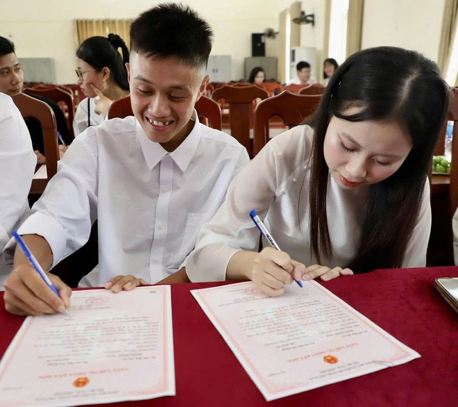 UBND xã Hồng Vân trao Giấy chứng nhận đăng ký kết hôn cho công dân- Ảnh 1. UBND xã Hồng Vân trao Giấy chứng nhận đăng ký kết hôn cho công dân- Ảnh 1.