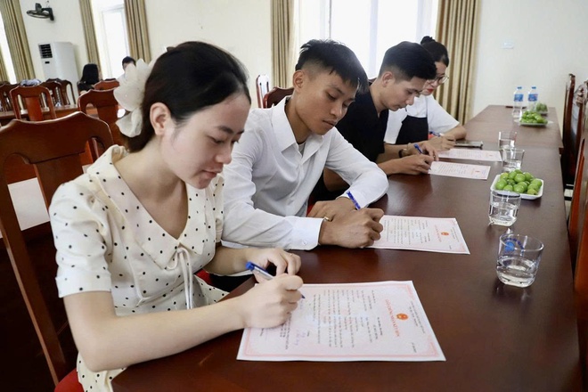 UBND xã Hồng Vân trao Giấy chứng nhận đăng ký kết hôn cho công dân- Ảnh 2. UBND xã Hồng Vân trao Giấy chứng nhận đăng ký kết hôn cho công dân- Ảnh 2.