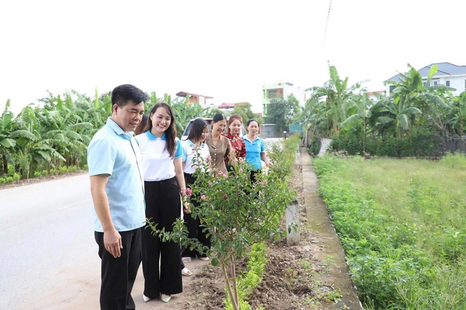 Hội phụ nữ xã Hồng Vân gắn biển công trình “Đường hoa phụ nữ ” - Ảnh 2.