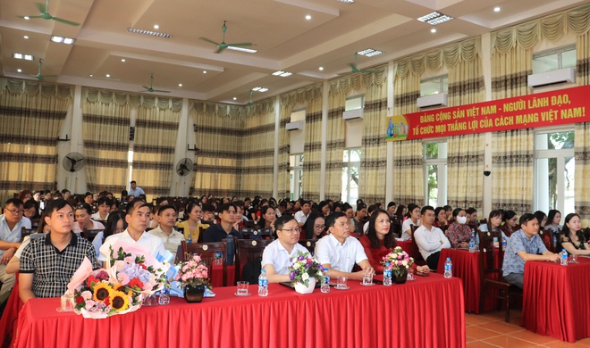 Phú Nghĩa: Gần 150 cán bộ, giáo viên tập huấn công nghệ số và AI trong giáo dục
- Ảnh 3.