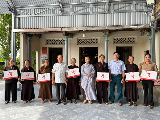 Sư thầy Thích Đàm Thịnh – trụ trì chùa Thắng Quang trao tặng tổng số 100 suất quà cho các gia đình có hoàn cảnh khó khăn - Ảnh 1.