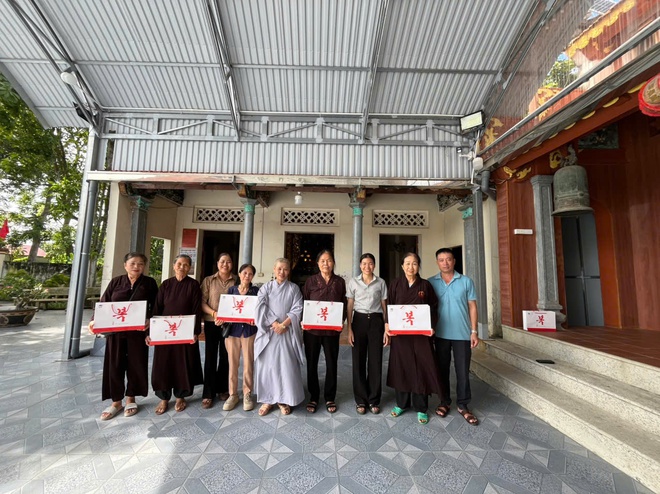 Sư thầy Thích Đàm Thịnh – trụ trì chùa Thắng Quang trao tặng tổng số 100 suất quà cho các gia đình có hoàn cảnh khó khăn - Ảnh 2.