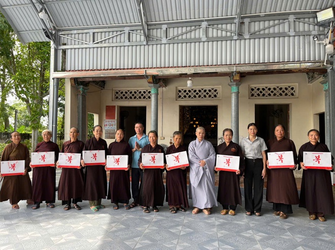 Sư thầy Thích Đàm Thịnh – trụ trì chùa Thắng Quang trao tặng tổng số 100 suất quà cho các gia đình có hoàn cảnh khó khăn - Ảnh 3.