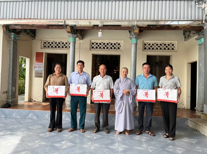 Sư thầy Thích Đàm Thịnh – trụ trì chùa Thắng Quang trao tặng tổng số 100 suất quà cho các gia đình có hoàn cảnh khó khăn - Ảnh 4.