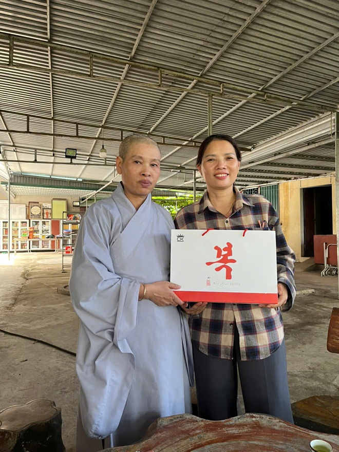 Sư thầy Thích Đàm Thịnh – trụ trì chùa Thắng Quang trao tặng tổng số 100 suất quà cho các gia đình có hoàn cảnh khó khăn - Ảnh 5.