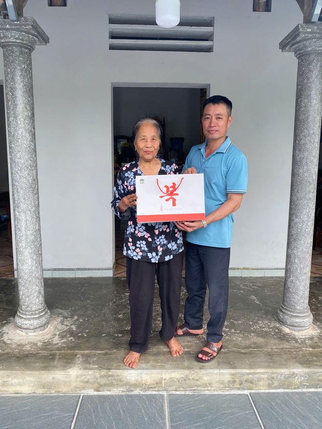 Sư thầy Thích Đàm Thịnh – trụ trì chùa Thắng Quang trao tặng tổng số 100 suất quà cho các gia đình có hoàn cảnh khó khăn - Ảnh 6.