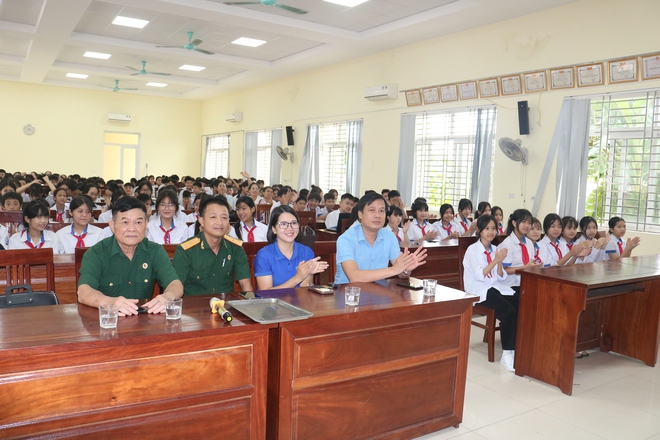 Hội CCB xã Hòa Phú tổ chức nói chuyện truyền thống tại trường THCS Văn Võ, Hòa Chính- Ảnh 1.